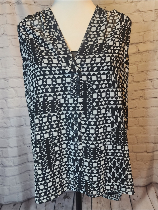 Vince Camuto Tops - Vince Camuto Black and Pink Tagged Geometric Print Top